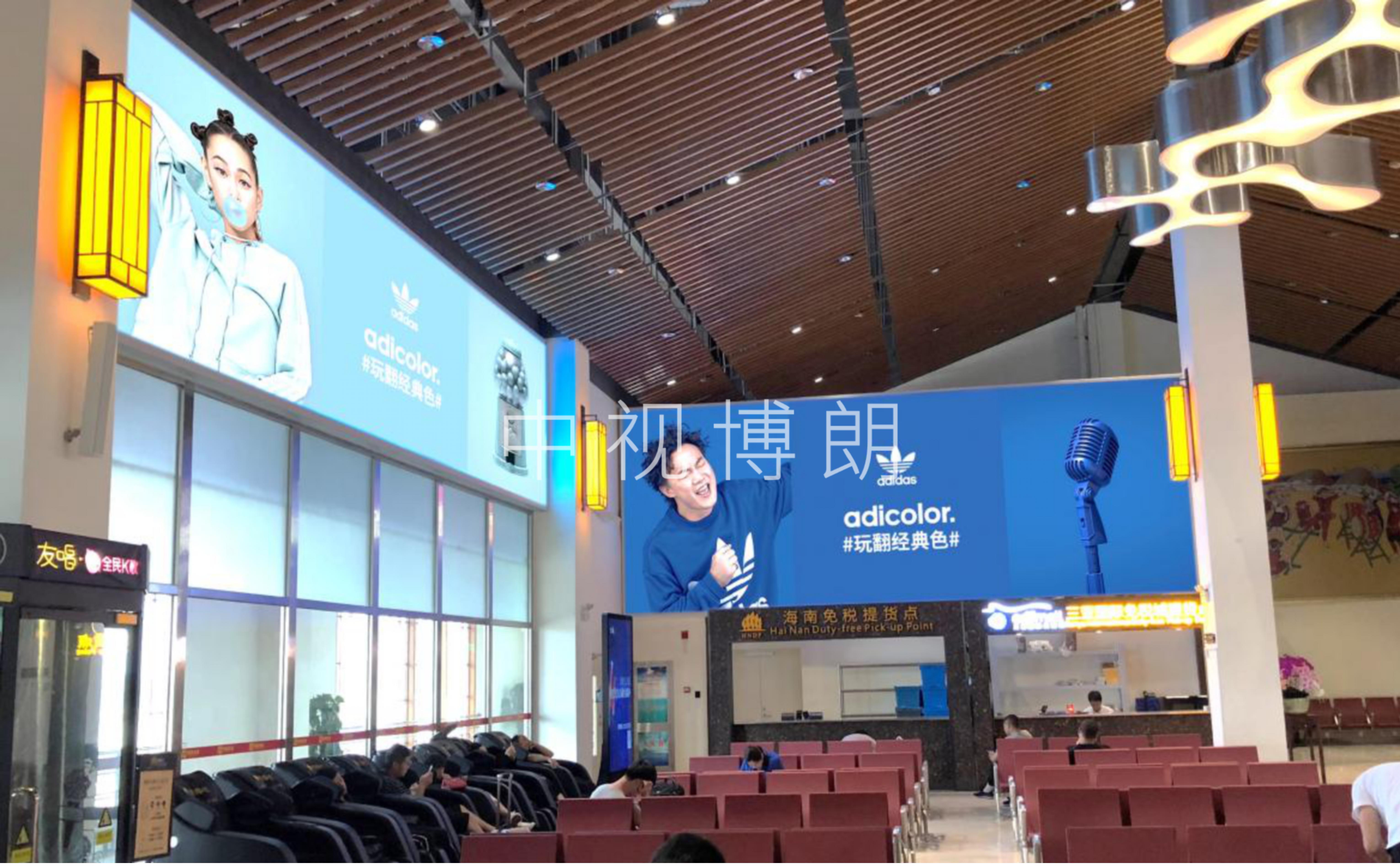 国内出发二楼候机厅墙面灯箱广告